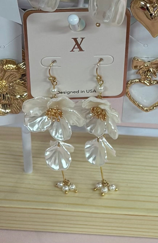 Acrylic pearl flower dangle earrings
